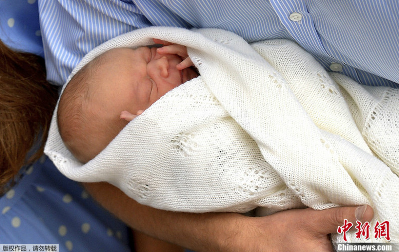 New Prince swaddled in knitted lace - 大愛英國小王子的蕾絲毯子[花樣圖解搜索中] [我和我的小伙伴們都被它吸引了！] - 舒舒愛折騰 - 上班折騰打印機(jī)，下班奶娃打毛衣